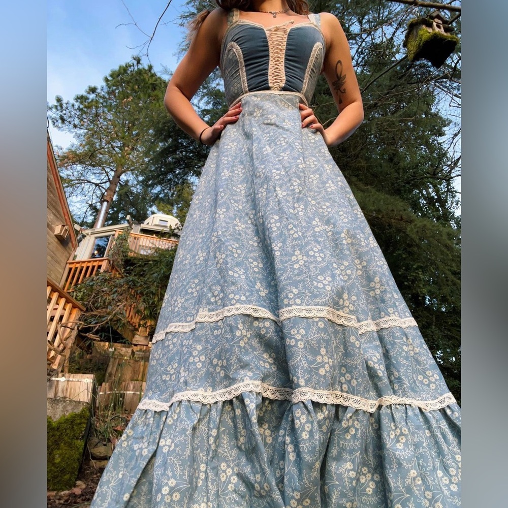 Vintage 1970s gunne sax baby blue floral velvet sundress